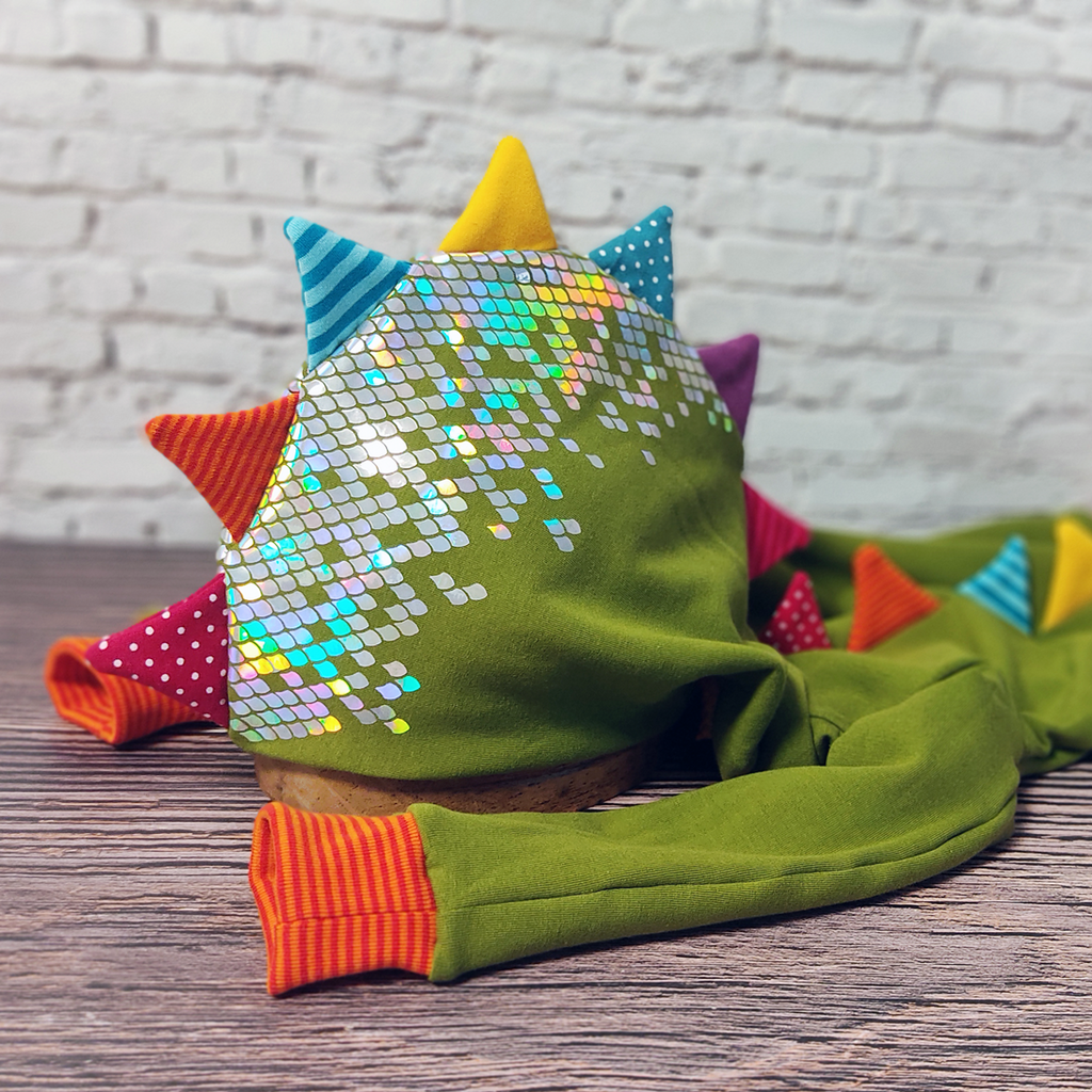 Grüner Drachenhoodie mit kunterbunten Zacken und Effektfoliendruck.