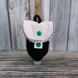Handgemachte Hangelt- / Desinfektionsmitteltasche aus schwarzem Stoff mit rosa kariertem Deckel und dekorativer Borte – perfekt für Alltag & Oktoberfest.