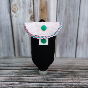 Handgemachte Hangelt- / Desinfektionsmitteltasche aus schwarzem Stoff mit rosa kariertem Deckel und dekorativer Borte – perfekt für Alltag & Oktoberfest.