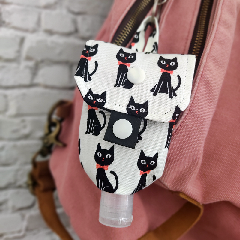 handgel-desinfektionsmittel-tasche-anhaenger-karabiner-katzen-schwarz-weiß