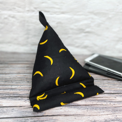 Handykissen / Lesekissen aus Stoff in schwarz mit kleinen Bananen als Motiv.