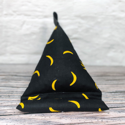 Handykissen / Lesekissen aus Stoff in schwarz mit kleinen Bananen als Motiv.
