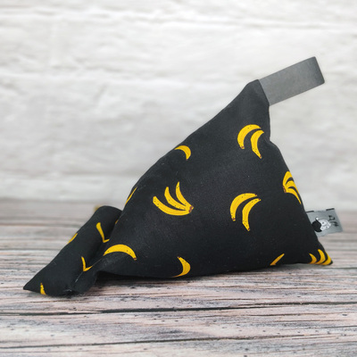 Handykissen / Lesekissen aus Stoff in schwarz mit kleinen Bananen als Motiv.
