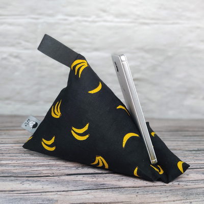 Handykissen / Lesekissen aus Stoff in schwarz mit kleinen Bananen als Motiv.