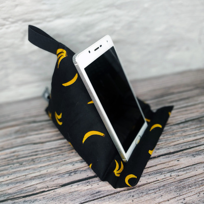Handykissen / Lesekissen aus Stoff in schwarz mit kleinen Bananen als Motiv.