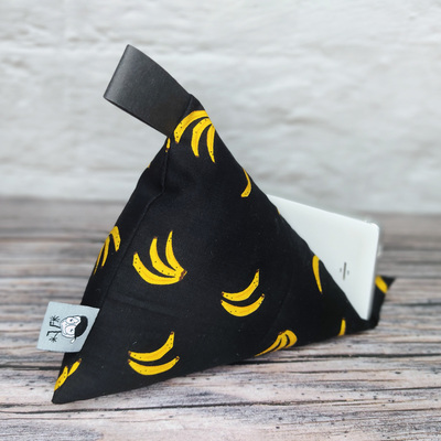 Handykissen / Lesekissen aus Stoff in schwarz mit kleinen Bananen als Motiv.