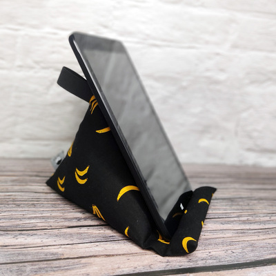 Handykissen / Lesekissen aus Stoff in schwarz mit kleinen Bananen als Motiv.