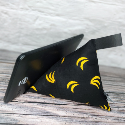 Handykissen / Lesekissen aus Stoff in schwarz mit kleinen Bananen als Motiv.