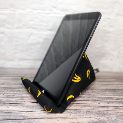 Handykissen / Lesekissen aus Stoff in schwarz mit kleinen Bananen als Motiv.