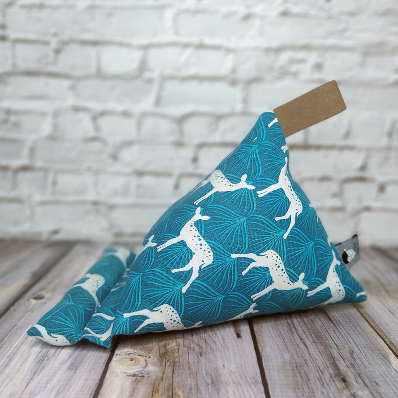 Handykissen mit Reh-Motiv in Petrol. Nachhaltig, handmade & mit SnapPap-Schlaufe – perfekt für Smartphone, Tablet oder Buch.