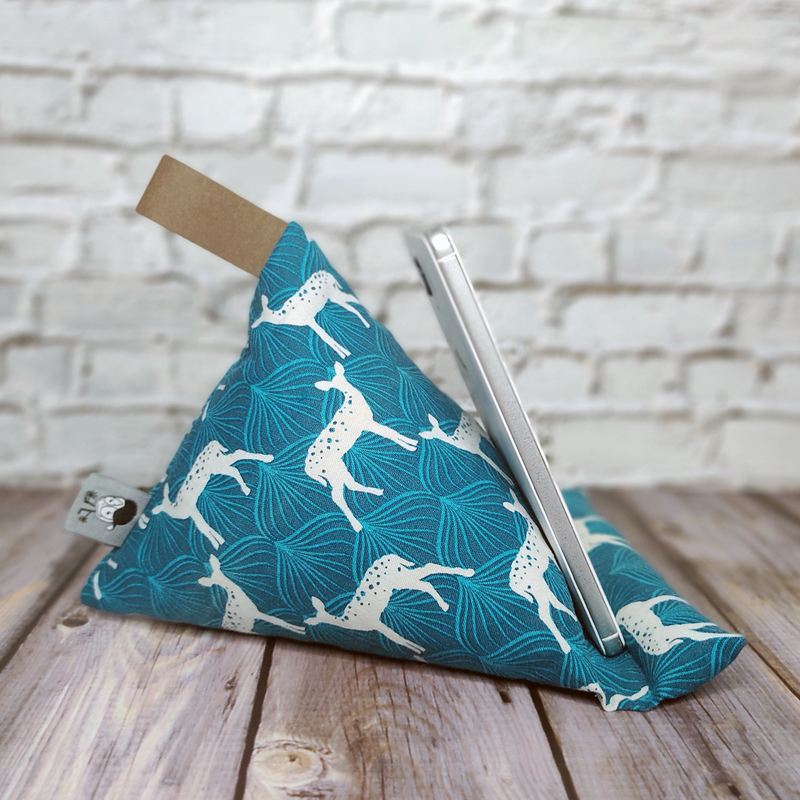 Handykissen mit Reh-Motiv in Petrol. Nachhaltig, handmade & mit SnapPap-Schlaufe – perfekt für Smartphone, Tablet oder Buch.