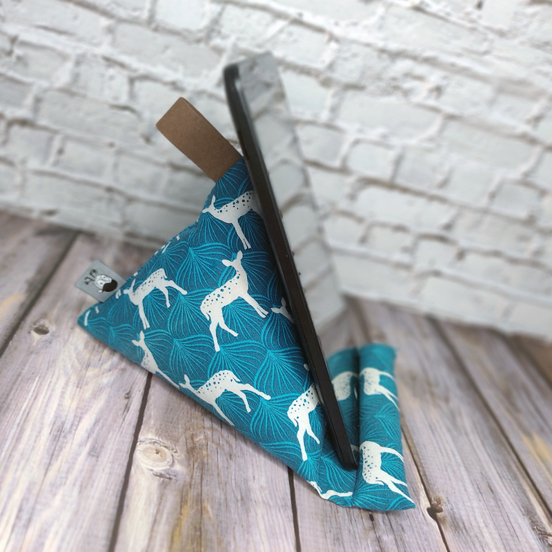 Handykissen mit Reh-Motiv in Petrol. Nachhaltig, handmade & mit SnapPap-Schlaufe – perfekt für Smartphone, Tablet oder Buch.