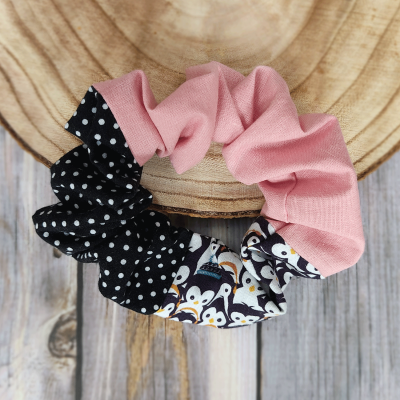 Scrunchie mit Pinguinien, in Rosa / Schwarz gepunktet.