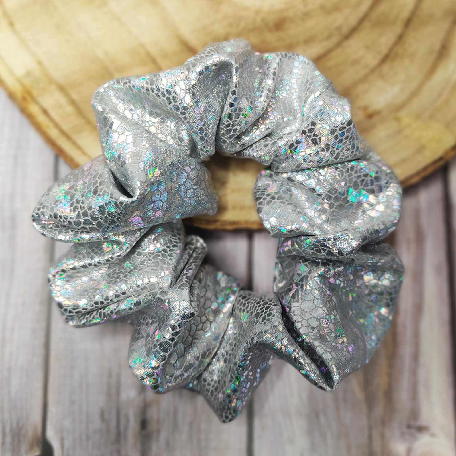 Scrunchie Silver Snake mit silbernem Schlangenhaut-Muster und schillerndem Holo-Effekt