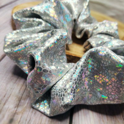 Scrunchie Silver Snake mit silbernem Schlangenhaut-Muster und schillerndem Holo-Effekt