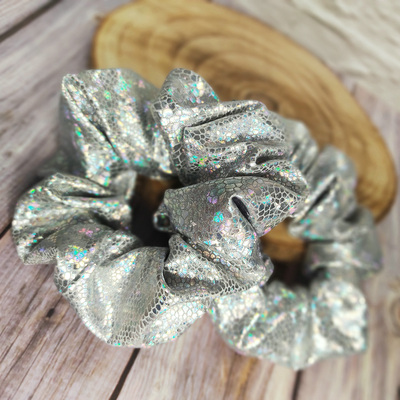 Scrunchie Silver Snake mit silbernem Schlangenhaut-Muster und schillerndem Holo-Effekt