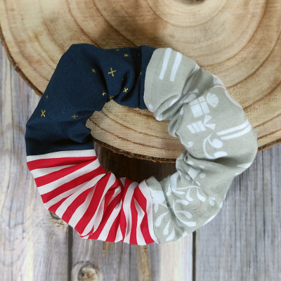 Weihnachts-Scrunchie in den Faben: Rot, Blau, Grau und Weiß. Motiv: Kleine Metallic-Sterne