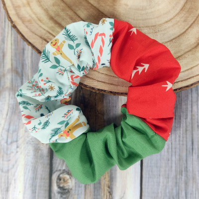 Weihnachts-Scrunchie in den Farben: Rot, Mint und Pistaziengrün. Motiv: Lebkuchenmann, Zuckerstangen und Tannenbäume