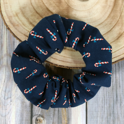 Weihnachts-Scrunchie in den Farben: Dunkelblau, Rot/Weiß. Motiv: Kleine Zuckerstangen